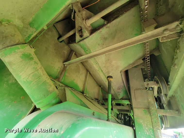 image for item IF9751 1984 John Deere 4420  RWA combine