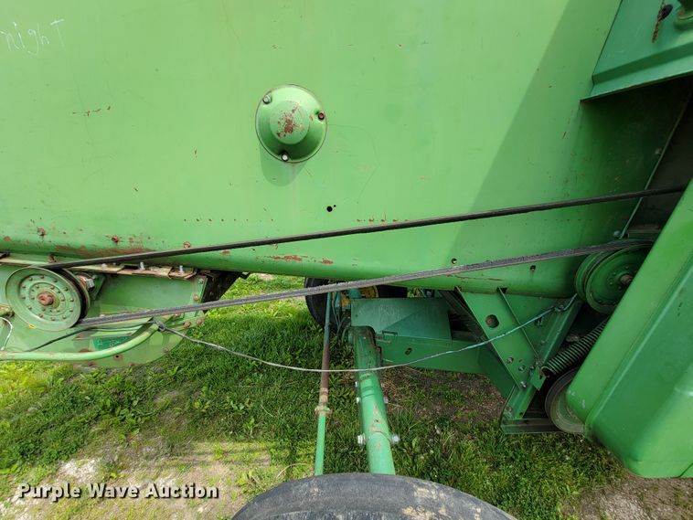 image for item IF9751 1984 John Deere 4420  RWA combine