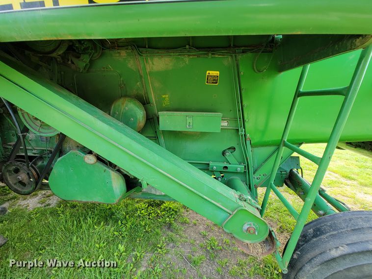 image for item IF9751 1984 John Deere 4420  RWA combine
