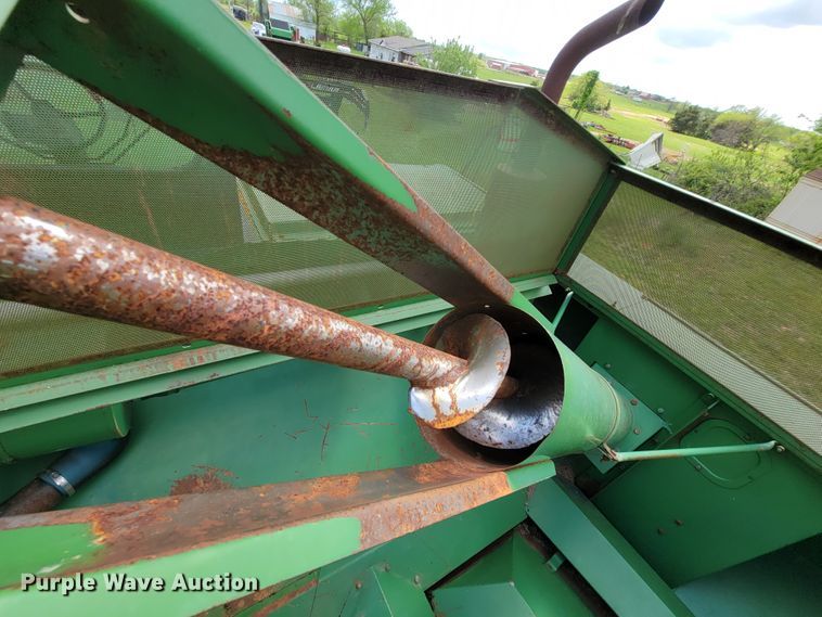 image for item IF9751 1984 John Deere 4420  RWA combine