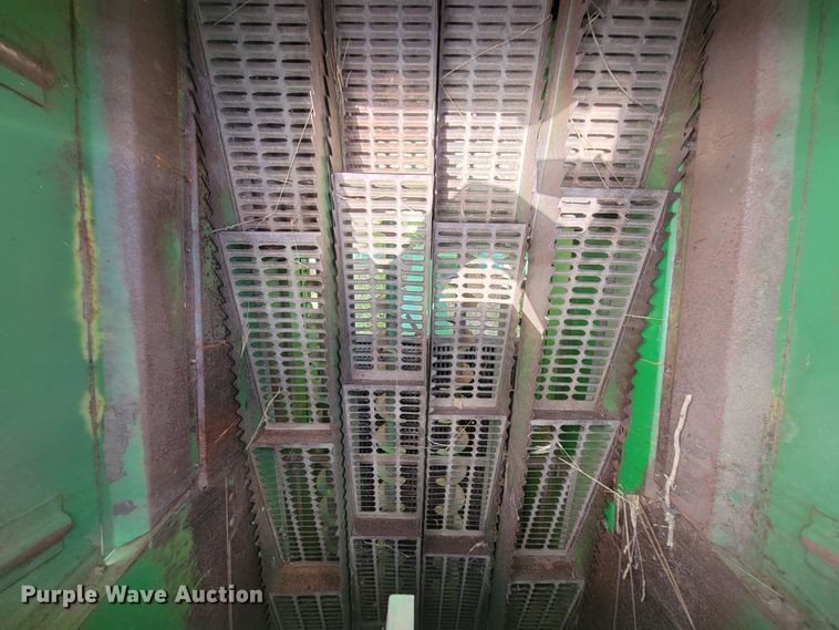 image for item IF9751 1984 John Deere 4420  RWA combine