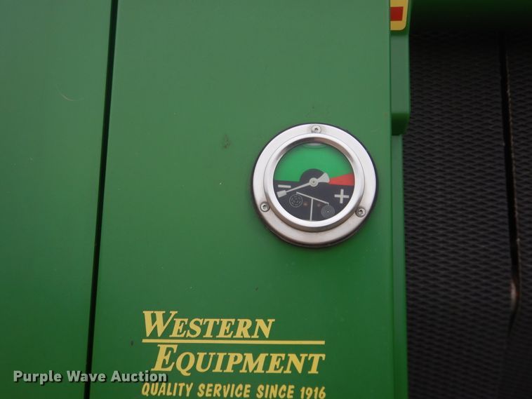 image for item IJ9308 2013 John Deere 569 Premium  round baler