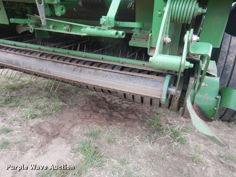 image for item IJ9308 2013 John Deere 569 Premium  round baler