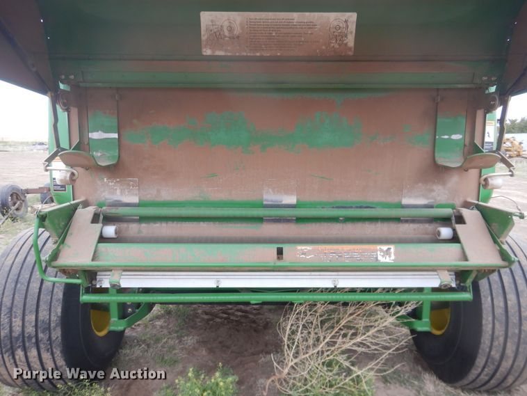 image for item IJ9308 2013 John Deere 569 Premium  round baler