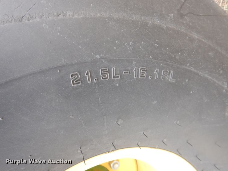 image for item IJ9308 2013 John Deere 569 Premium  round baler