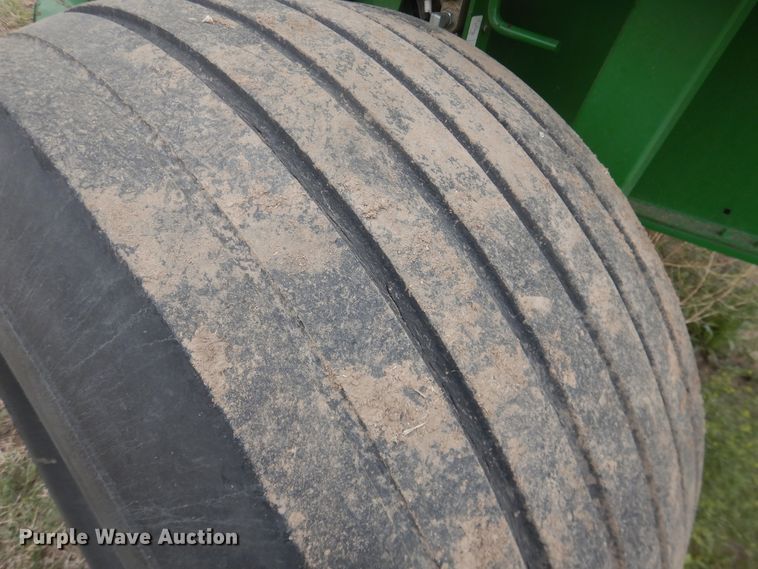 image for item IJ9308 2013 John Deere 569 Premium  round baler