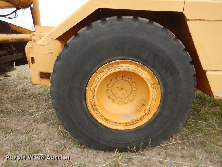 image for item IJ9322 1988 John Deere 762B  elevating scraper