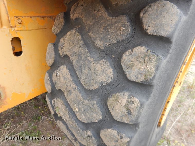 image for item IJ9322 1988 John Deere 762B  elevating scraper