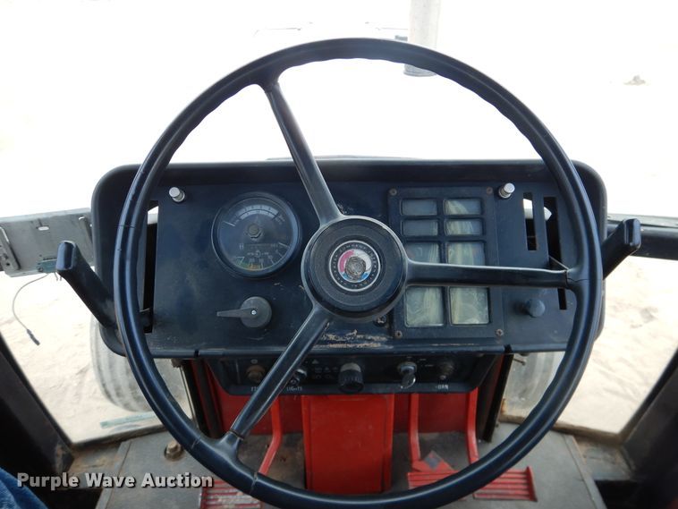 image for item IJ9338 1978 International 1586  tractor