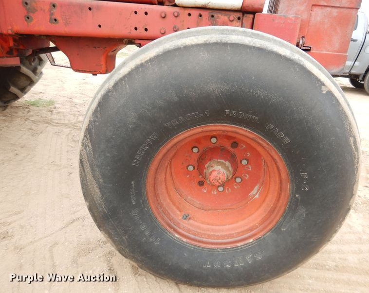 image for item IJ9338 1978 International 1586  tractor