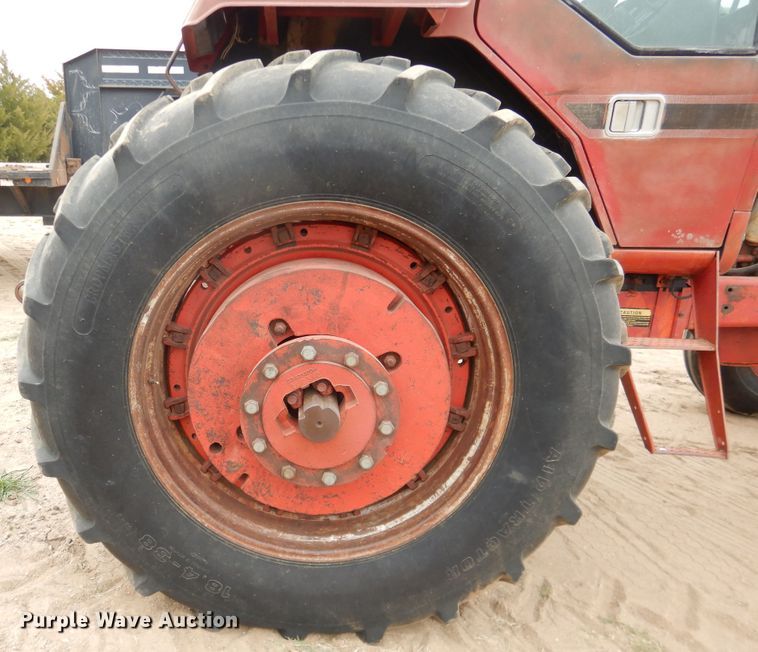 image for item IJ9338 1978 International 1586  tractor