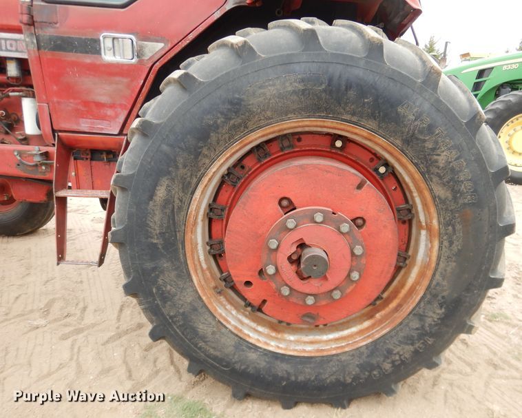 image for item IJ9338 1978 International 1586  tractor