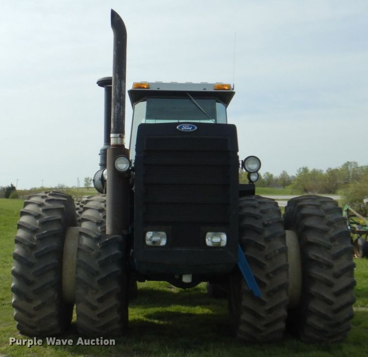 image for item IQ9279 1989 Ford 876 Versatile  4WD tractor