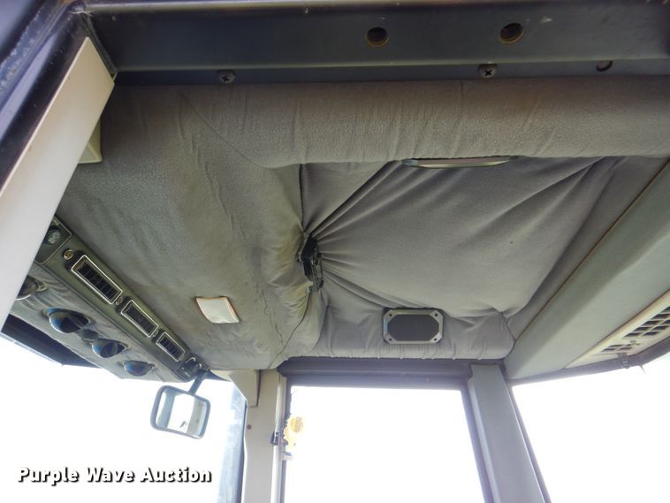 image for item IQ9279 1989 Ford 876 Versatile  4WD tractor