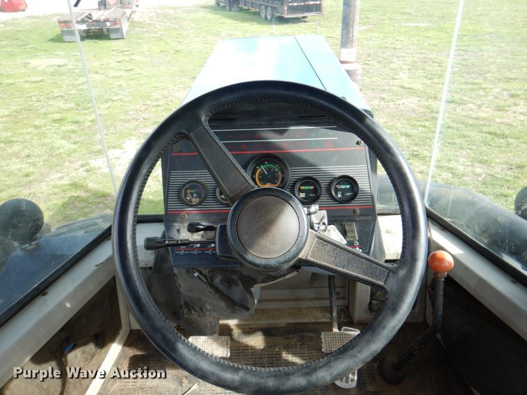 image for item IQ9279 1989 Ford 876 Versatile  4WD tractor