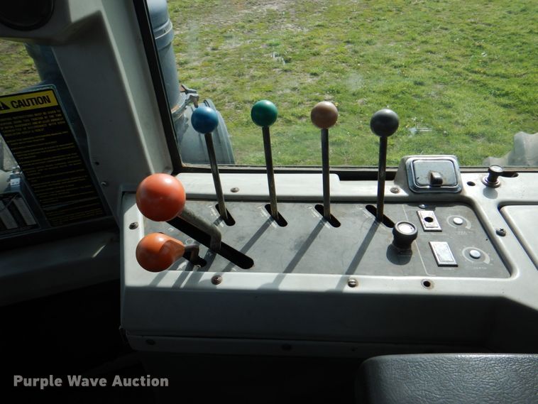 image for item IQ9279 1989 Ford 876 Versatile  4WD tractor