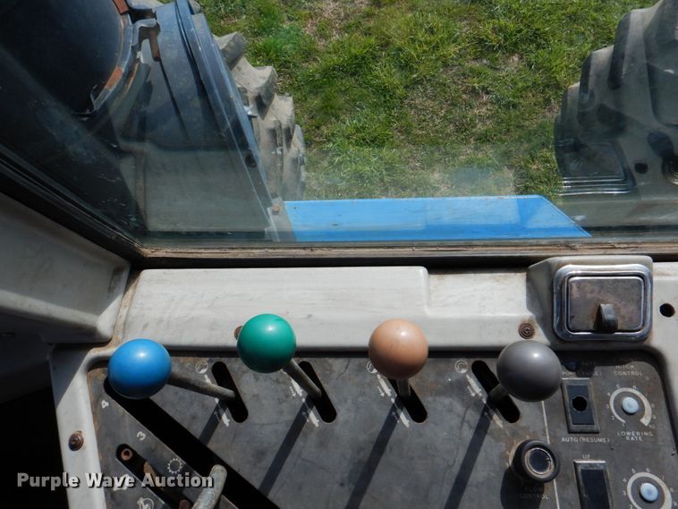 image for item IQ9279 1989 Ford 876 Versatile  4WD tractor