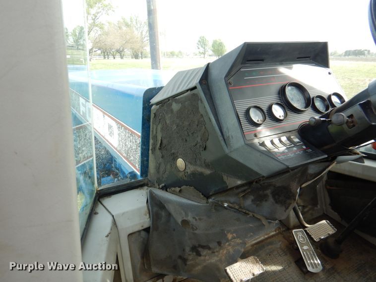 image for item IQ9279 1989 Ford 876 Versatile  4WD tractor