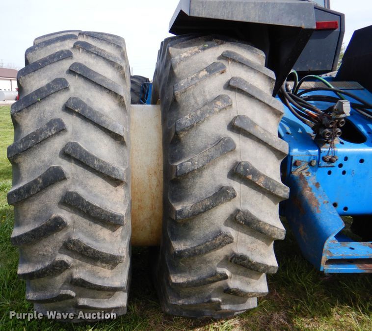 image for item IQ9279 1989 Ford 876 Versatile  4WD tractor