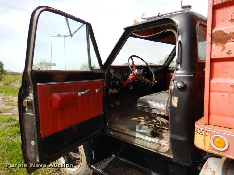 image for item IQ9283 1968 Chevrolet C60  grain truck