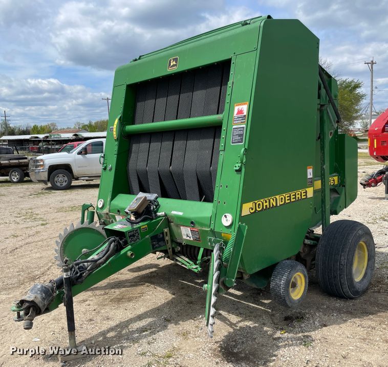 image for item IR9884 1999 John Deere 566  round baler
