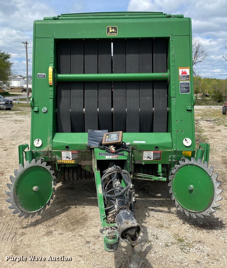 image for item IR9884 1999 John Deere 566  round baler