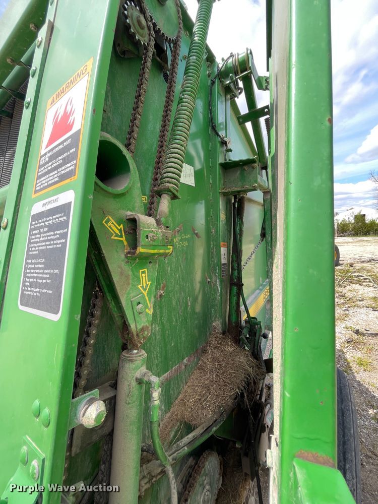 image for item IR9884 1999 John Deere 566  round baler