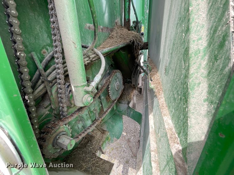 image for item IR9884 1999 John Deere 566  round baler