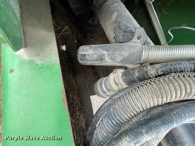 image for item IR9884 1999 John Deere 566  round baler