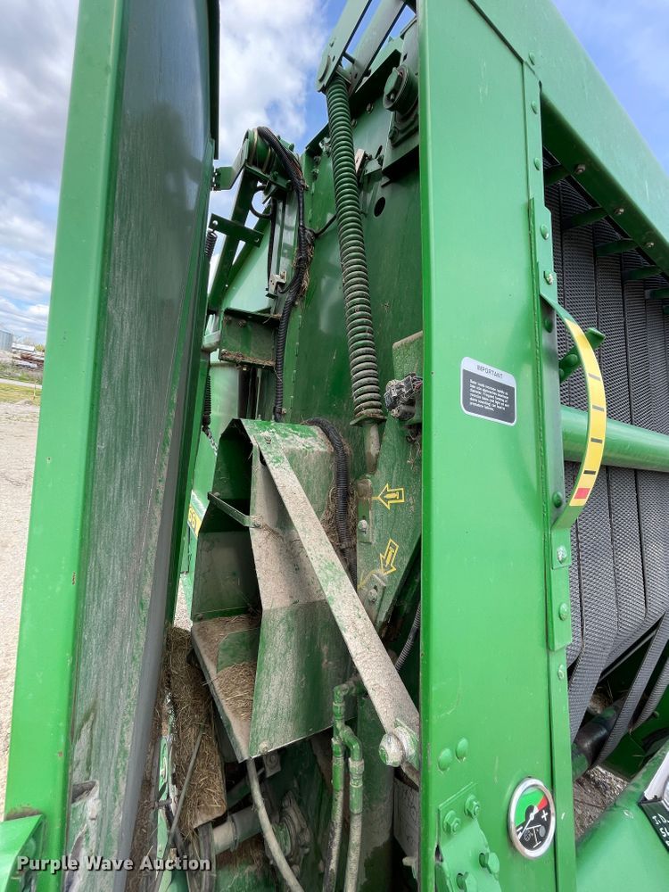 image for item IR9884 1999 John Deere 566  round baler