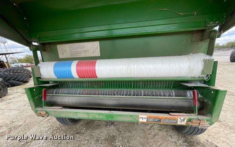 image for item IR9884 1999 John Deere 566  round baler