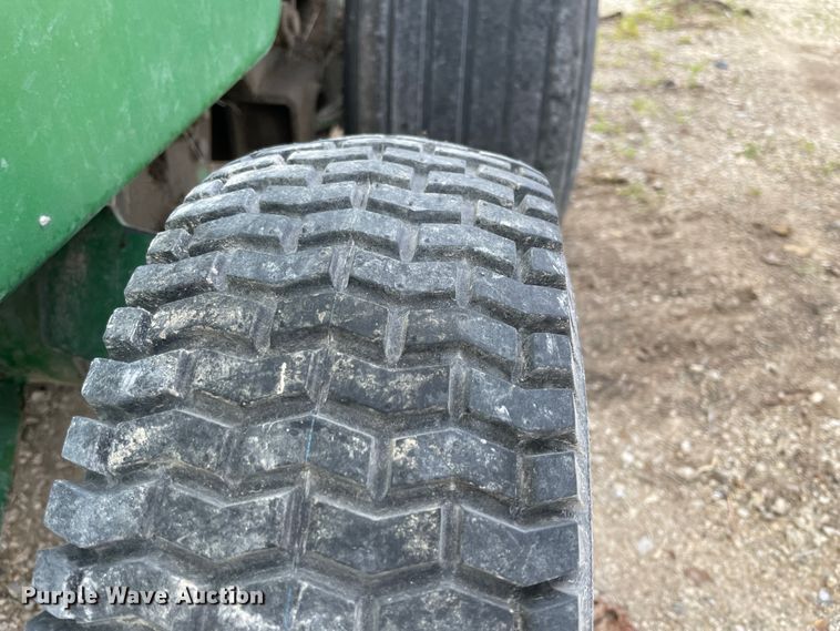 image for item IR9884 1999 John Deere 566  round baler