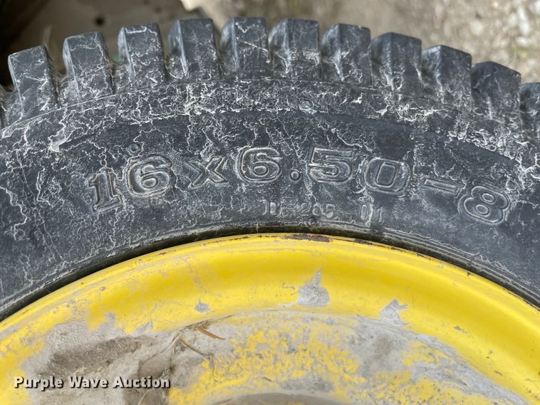 image for item IR9884 1999 John Deere 566  round baler