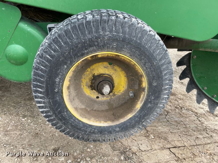 image for item IR9884 1999 John Deere 566  round baler