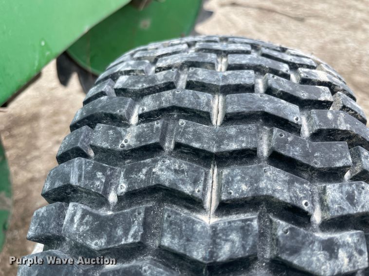 image for item IR9884 1999 John Deere 566  round baler