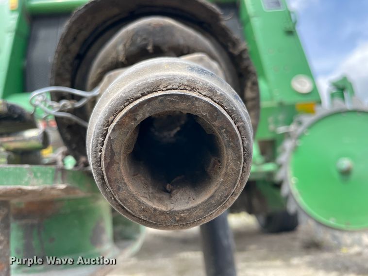 image for item IR9884 1999 John Deere 566  round baler