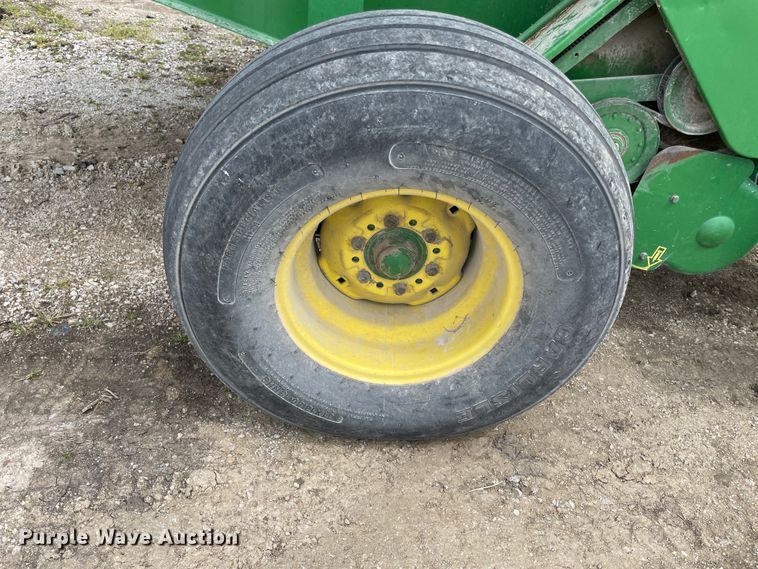 image for item IR9884 1999 John Deere 566  round baler