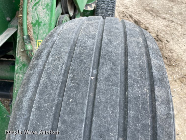 image for item IR9884 1999 John Deere 566  round baler