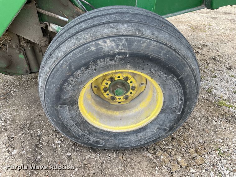 image for item IR9884 1999 John Deere 566  round baler