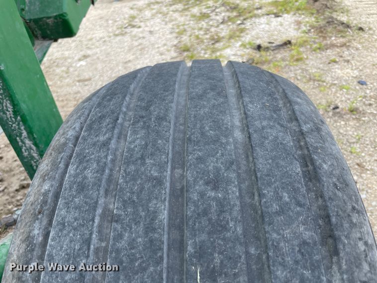 image for item IR9884 1999 John Deere 566  round baler