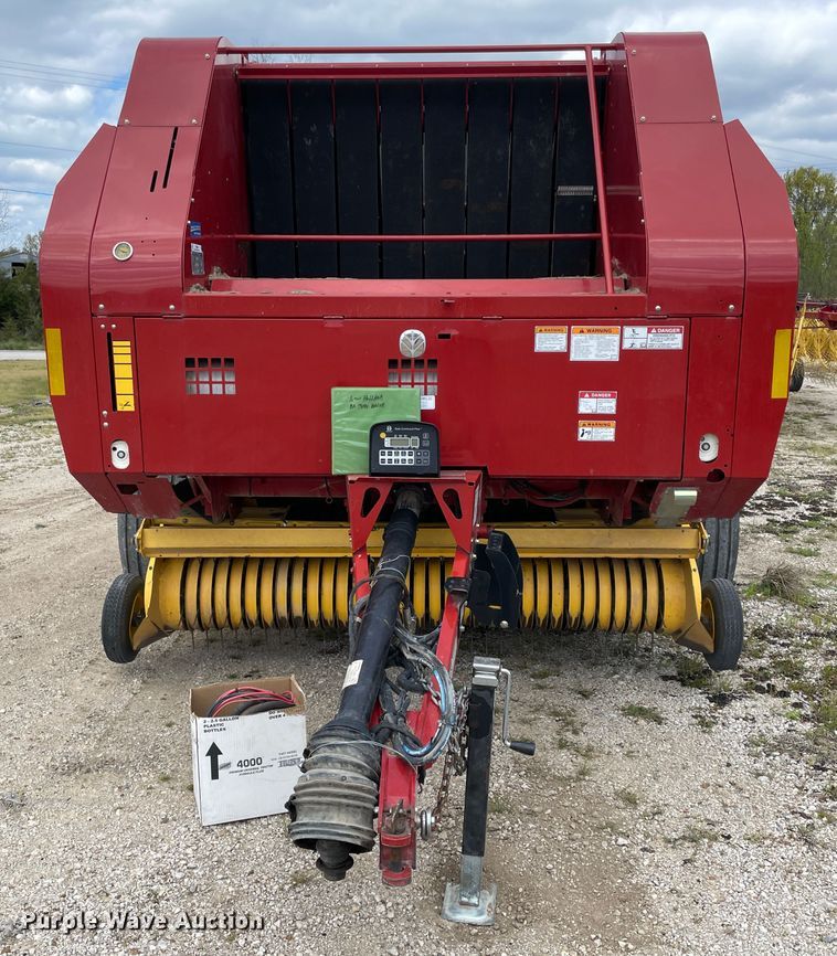 image for item IR9885 2013 New Holland BR7090  round baler