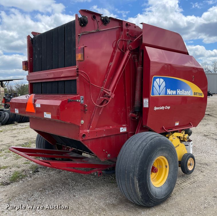 image for item IR9885 2013 New Holland BR7090  round baler
