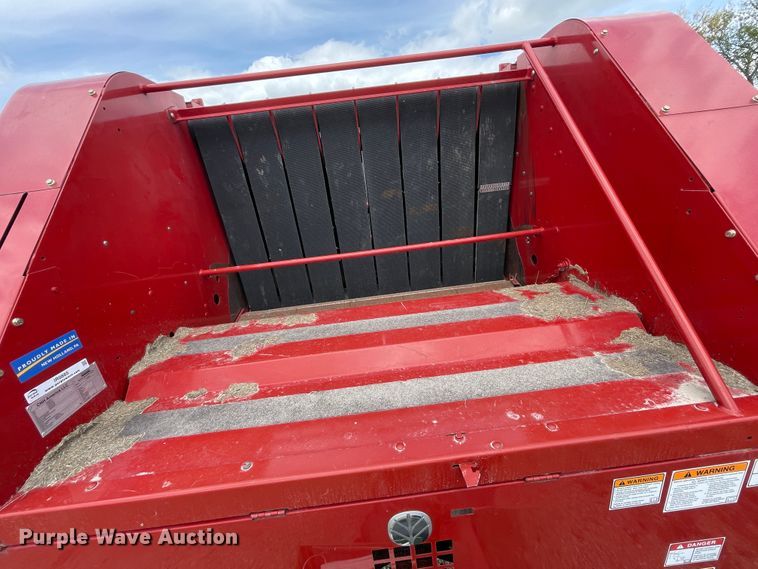 image for item IR9885 2013 New Holland BR7090  round baler