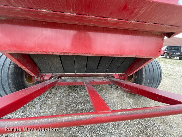 image for item IR9885 2013 New Holland BR7090  round baler