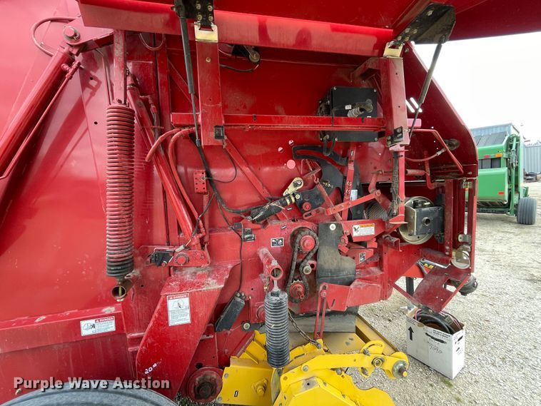 image for item IR9885 2013 New Holland BR7090  round baler