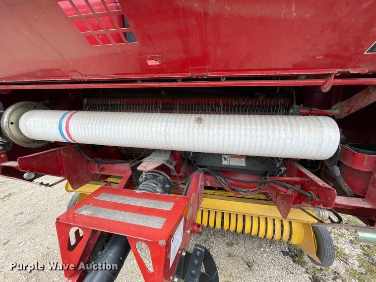 image for item IR9885 2013 New Holland BR7090  round baler