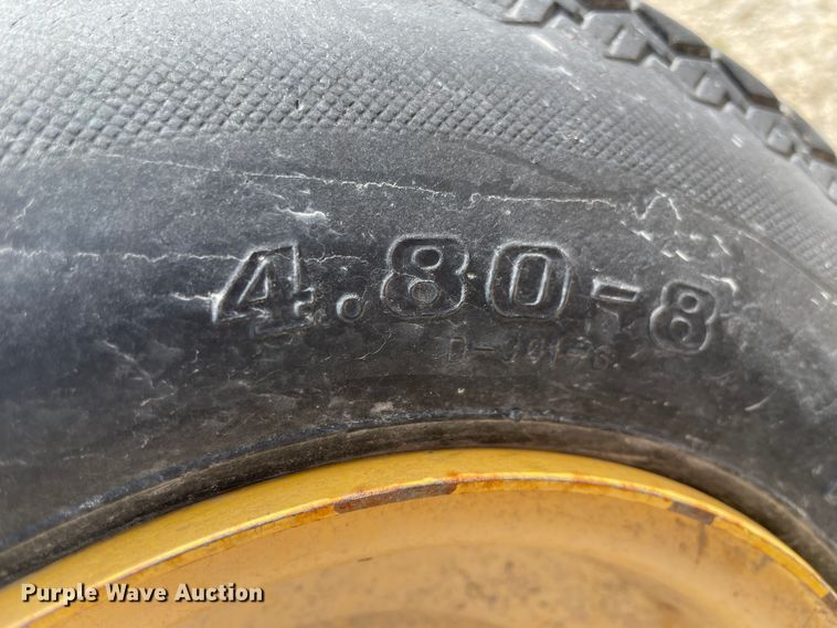 image for item IR9885 2013 New Holland BR7090  round baler