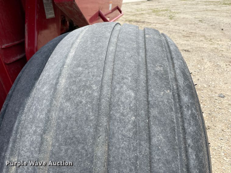 image for item IR9885 2013 New Holland BR7090  round baler