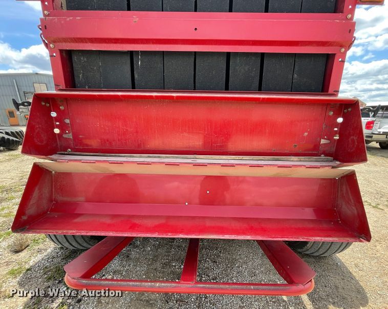 image for item IR9885 2013 New Holland BR7090  round baler