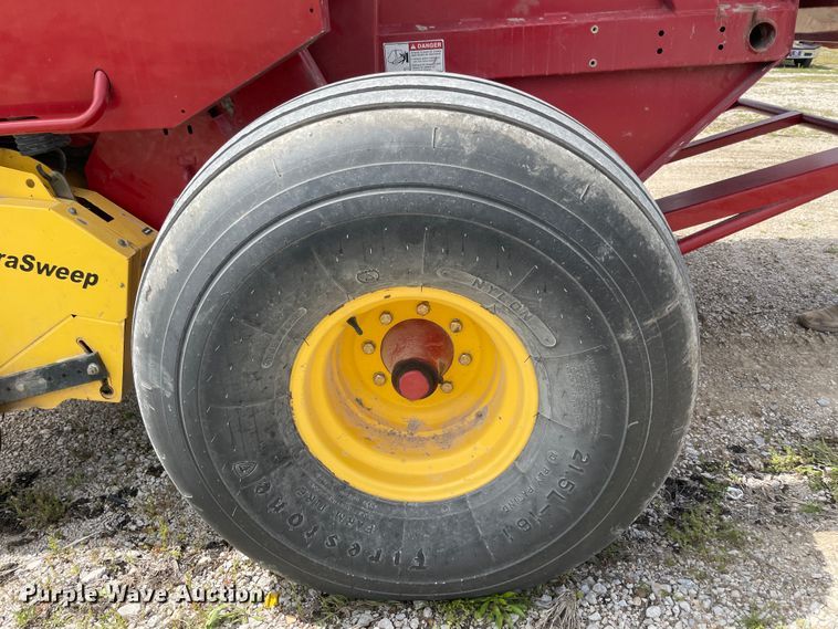 image for item IR9885 2013 New Holland BR7090  round baler